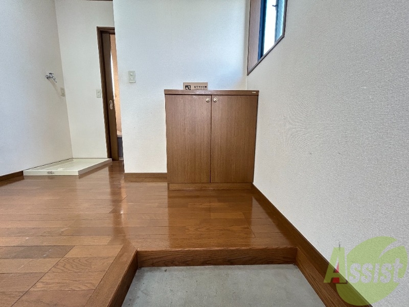 玄関　玄関は敷居が低く靴の着脱もしやすいです。