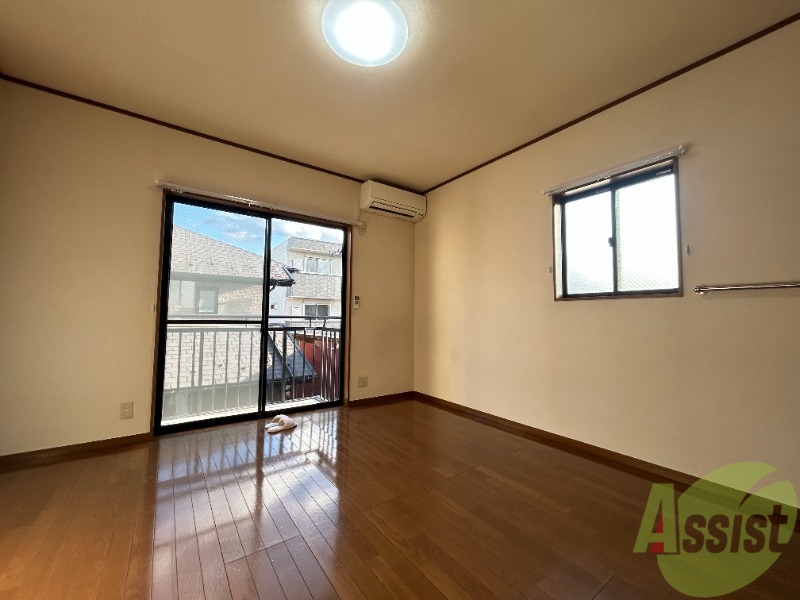 居室・リビング　こちら生活のメインとなります８帖の洋室です。