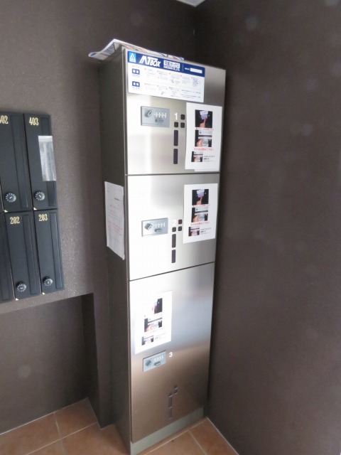 エントランス　便利な宅配ボックス付き！日中不在にしがちな方におすすめです！