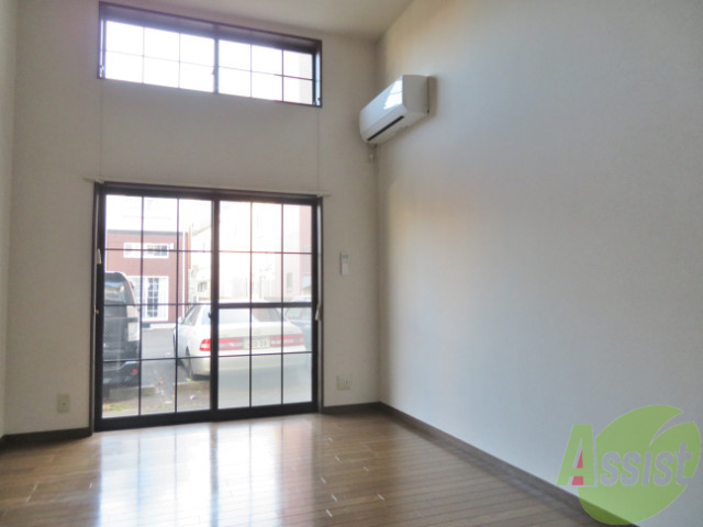 居室・リビング　リビングは日当たりも良くお部屋を明るく照らしてくれますね。