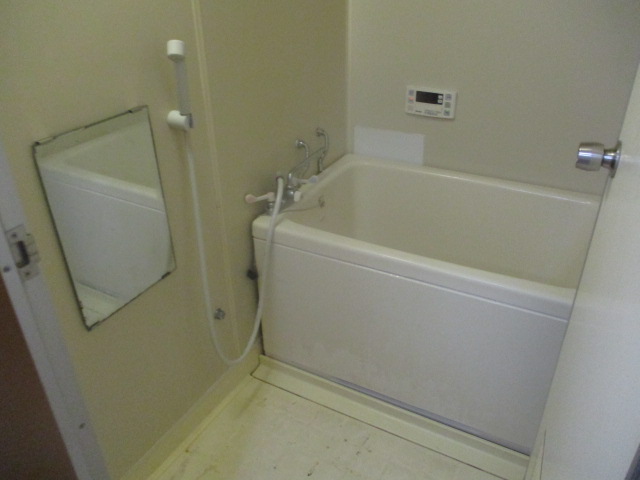 バス・シャワールーム　追い焚き機能付き給湯。