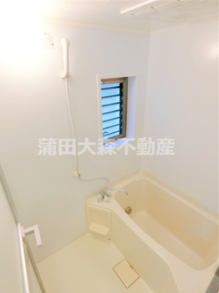 バス・シャワールーム　窓と追焚、浴室乾燥機付きお風呂　バスルーム