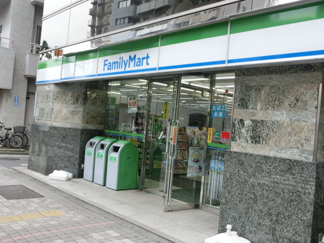 コンビニ　ファミリーマート西池袋五丁目店（コンビニ）まで752m