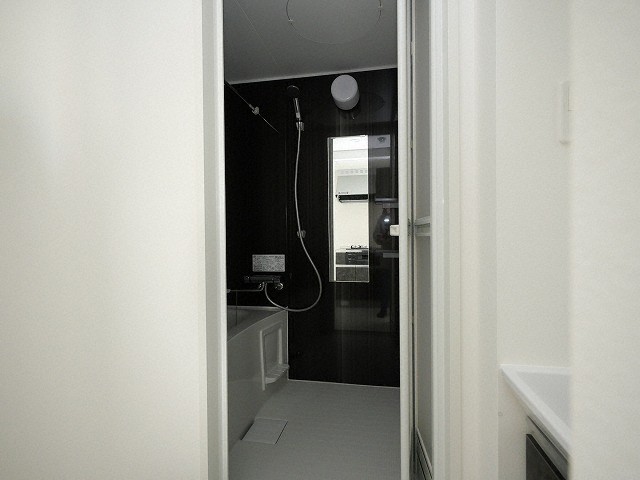 バス・シャワールーム　ゆったりと出来る、長方形タイプの浴槽です♪