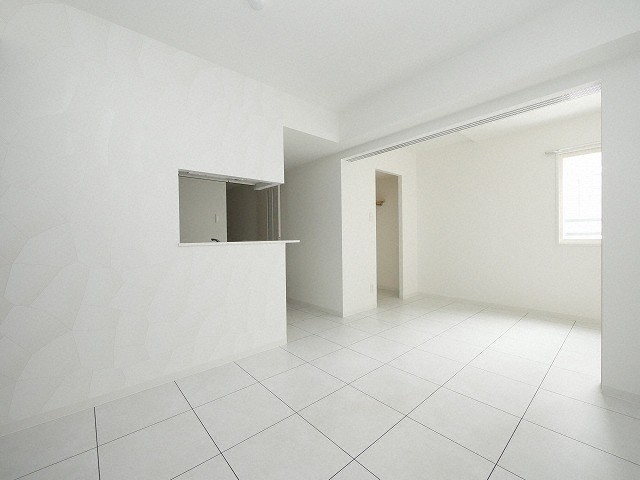 居室・リビング　白を基調とした明るい雰囲気のリビングです♪