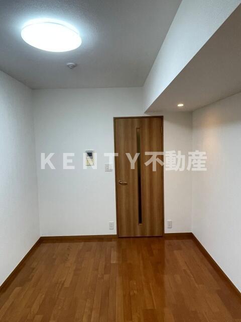 その他部屋・スペース　落ち着いた色調の寝室です