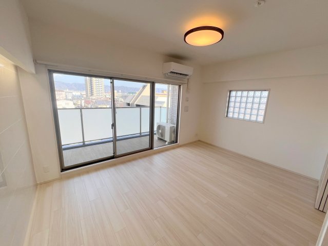 居室・リビング　明るく広々としたリビングです。