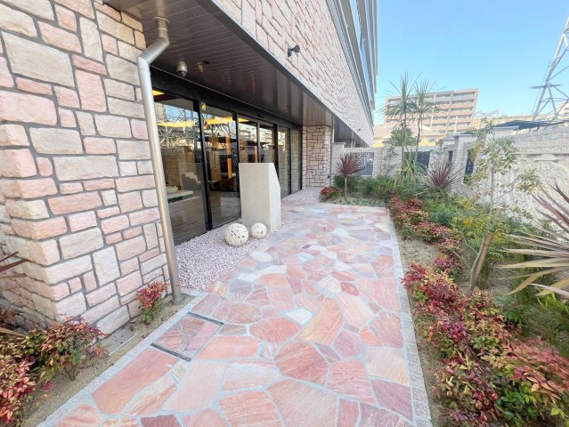 エントランス　オシャレなエントランスは安心のオートロック付きです。