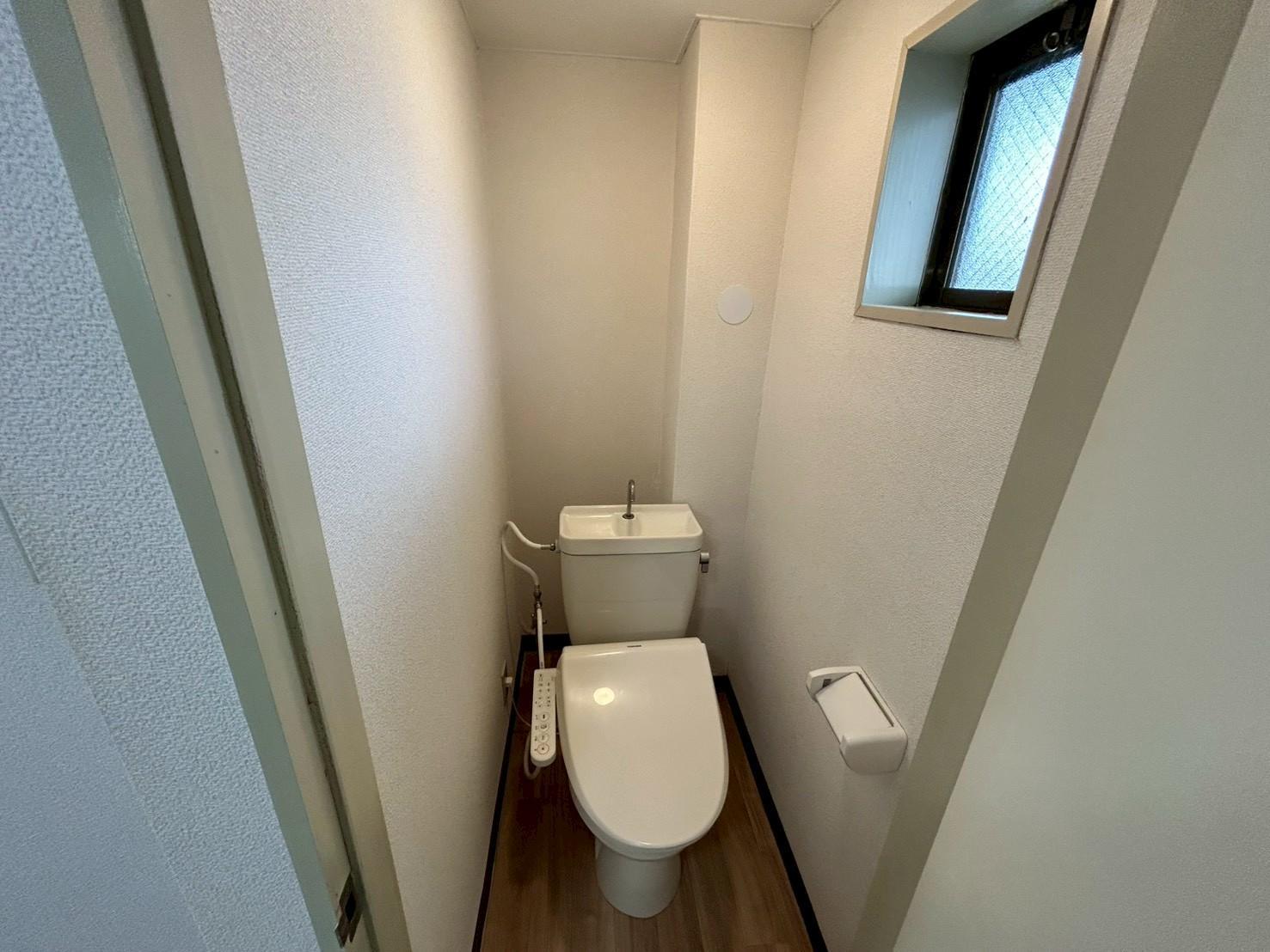 トイレ　温水洗浄便座付きのトイレです