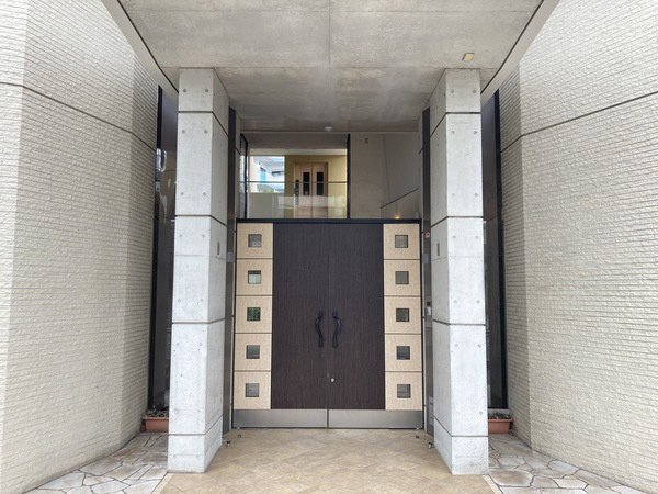 エントランス　ゆとりのあるエントランスです