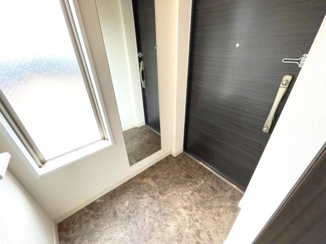 玄関　イメージとして同建物他部屋を表示しています