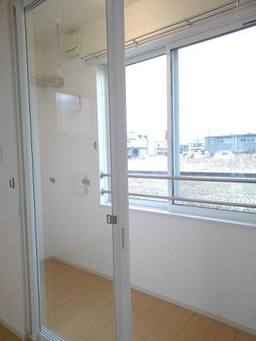 その他部屋・スペース　サンルーム。雨の日や冬でも安心して洗濯物が干せます！