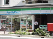 コンビニ　ファミリーマート お茶の水店（コンビニ）まで270m