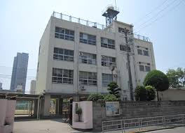 中学校　大阪市立市岡東中学校（中学校）まで297m