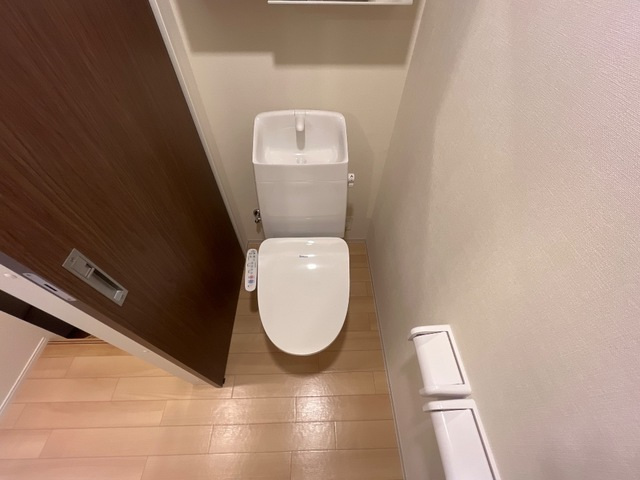 トイレ　温水洗浄暖房便座。小物収納棚付き。