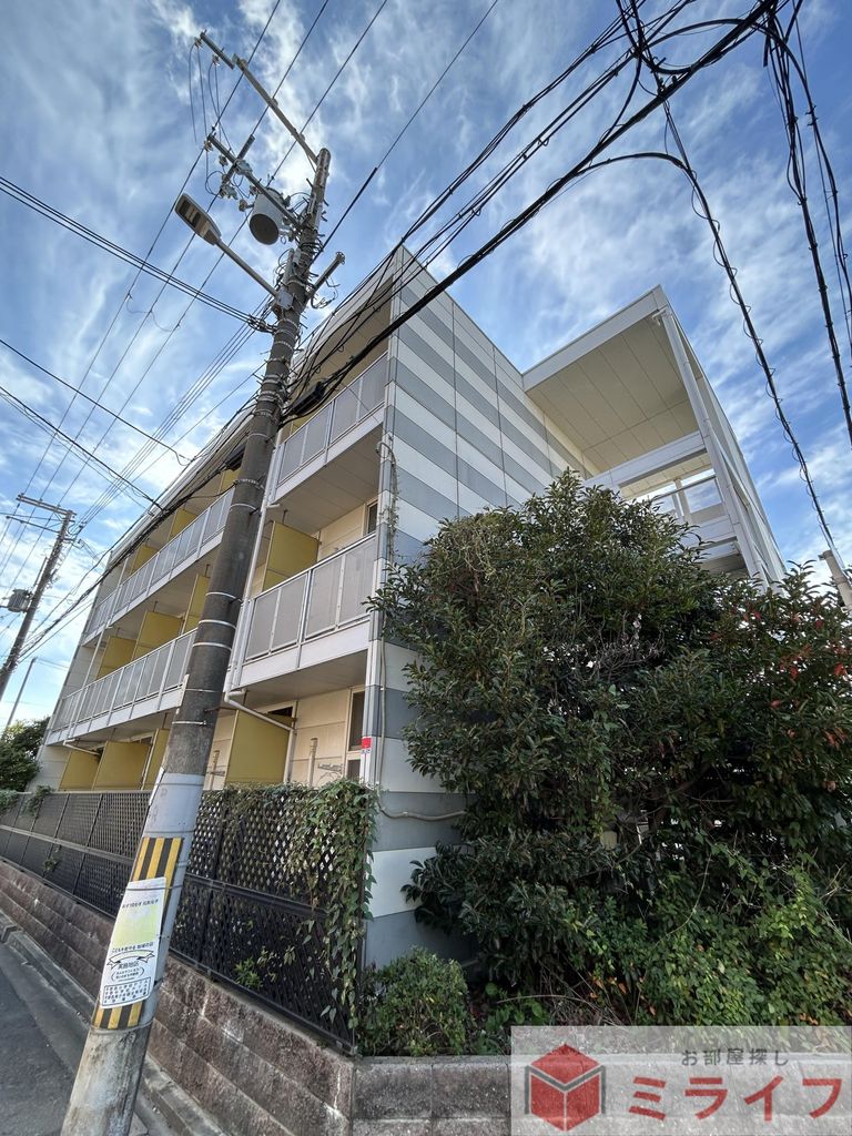 建物外観　スーパー・コンビニが近くて便利な立地に建物がございます。
