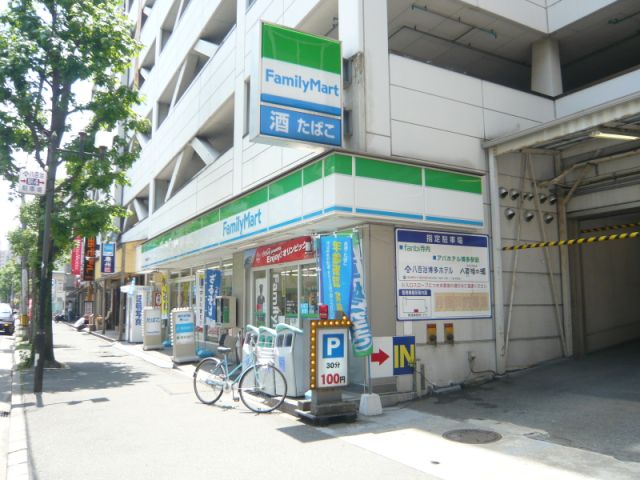 コンビニ　ファミリーマート（コンビニ）まで210m