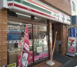 コンビニ　セブンイレブン明大前すずらん通り店（コンビニ）まで324m