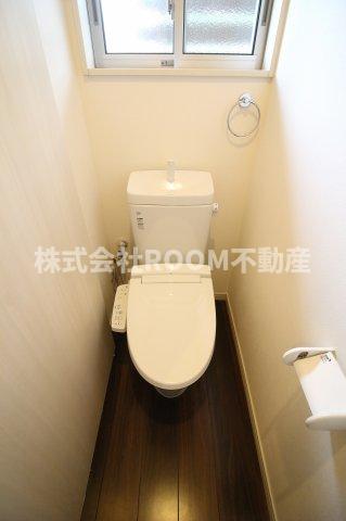 トイレ　落ち着いた色調のトイレです