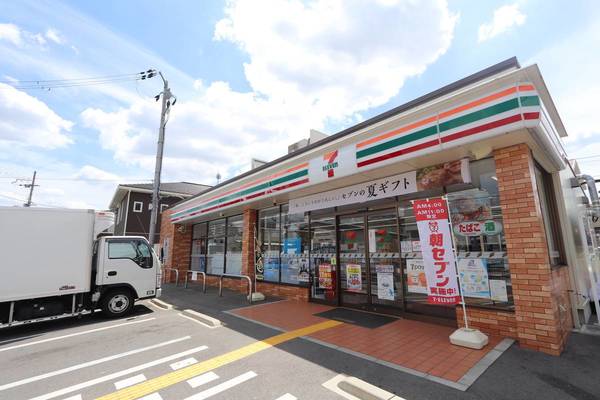コンビニ　セブンイレブン（コンビニ）まで550m