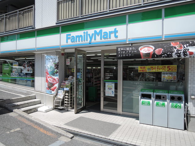 コンビニ　ファミリーマート牛込柳町駅前店（コンビニ）まで605m