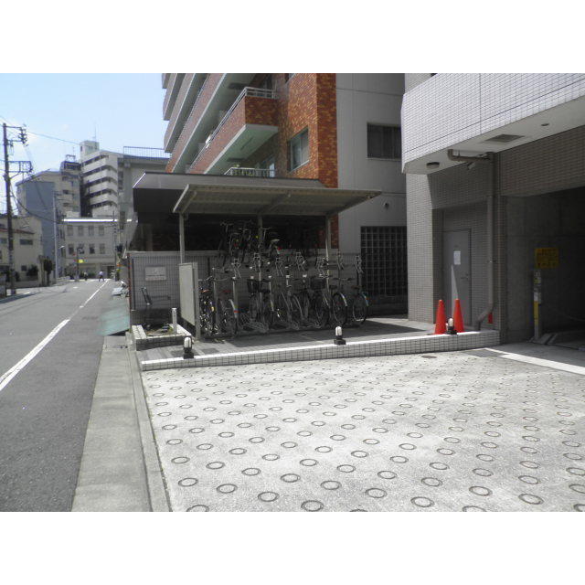 駐車場　駐輪場・駐車場入り口