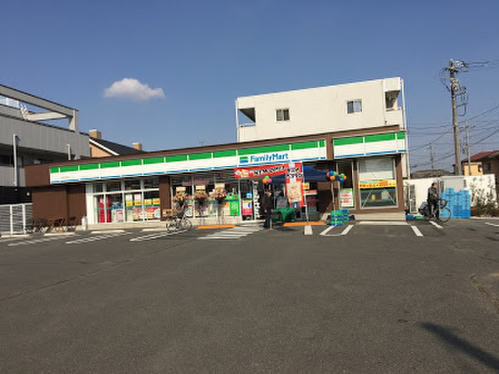 コンビニ　ファミリーマート（コンビニ）まで200m