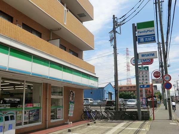 コンビニ　ファミリーマート（コンビニ）まで270m