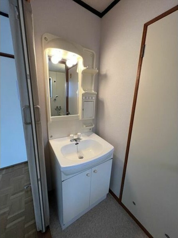 洗面設備　※写真は同じマンションの違う部屋のものになります。