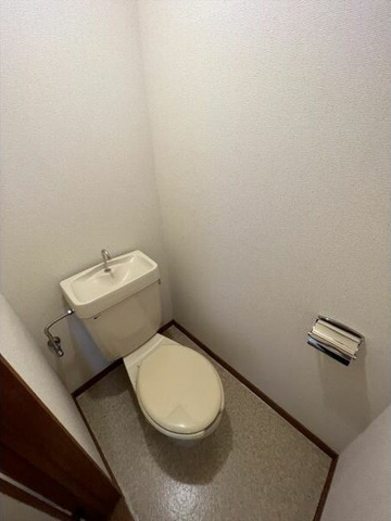 トイレ　※写真は同じマンションの違う部屋のものになります。