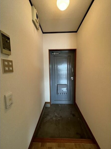 玄関　※写真は同じマンションの違う部屋のものになります。