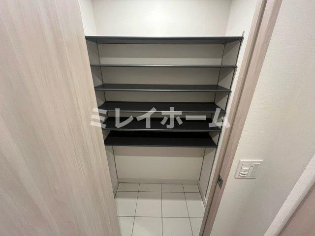 玄関　同建物内、別のお部屋の参考写真になります。