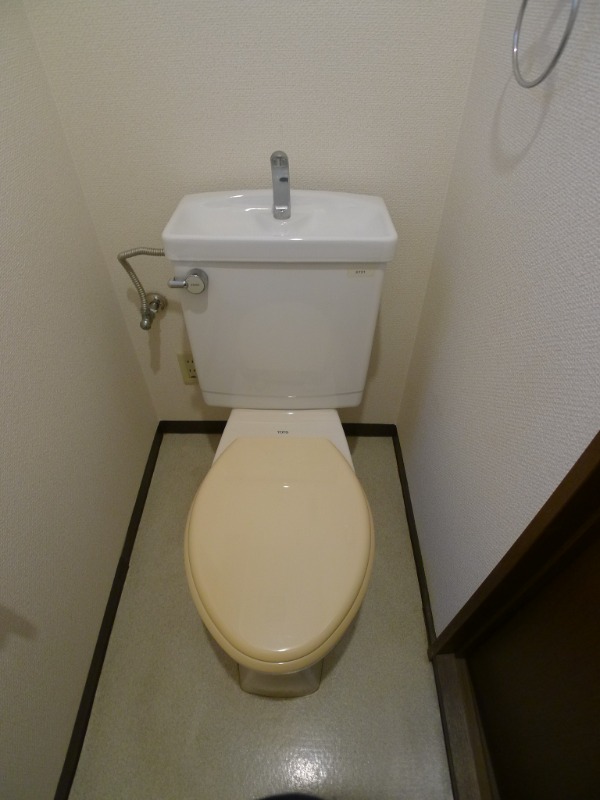 地下鉄名城線 西高蔵駅 徒歩5分 3階建 築31年のトイレ写真