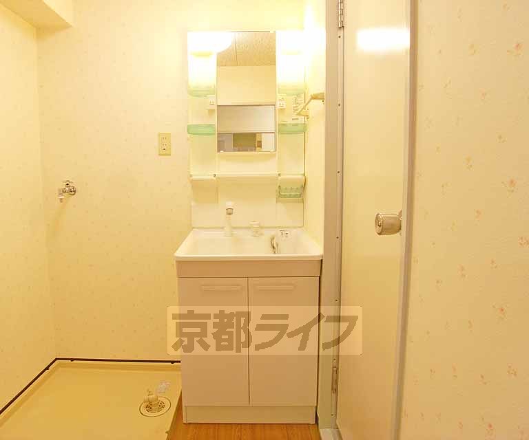 洗面設備　綺麗な洗面台です。