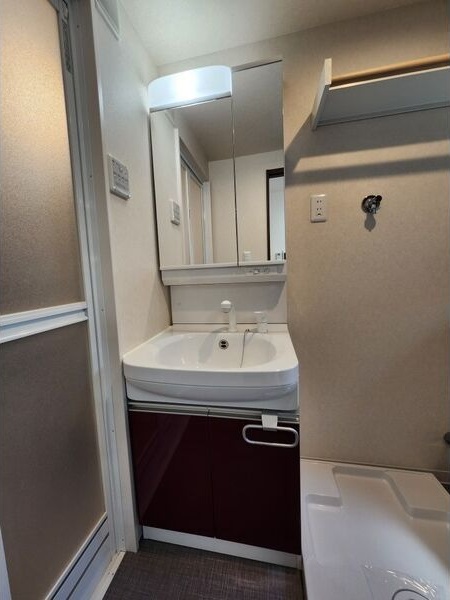 洗面設備　※写真は同じマンションの違う部屋のものになります。
