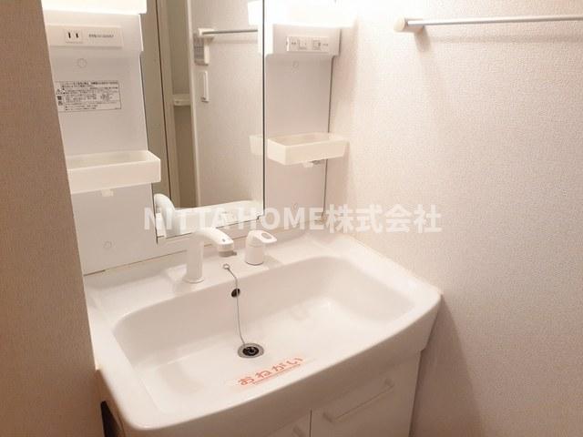 洗面設備　シャワー付きの洗面化粧台もありますよ♪