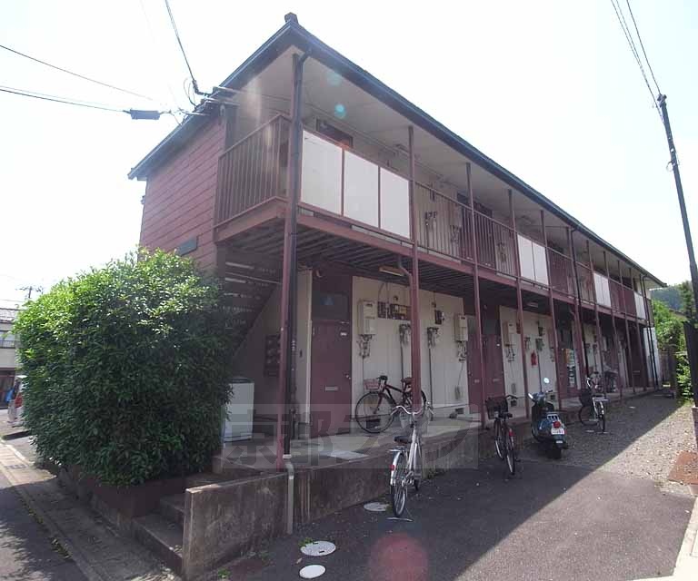 京都市右京区嵯峨釈迦堂大門町のアパートの建物外観