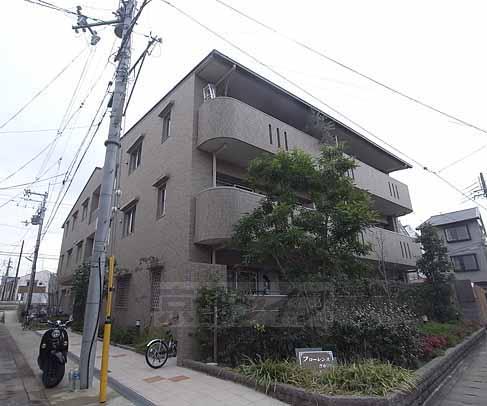 京都市右京区嵯峨苅分町のマンションの建物外観