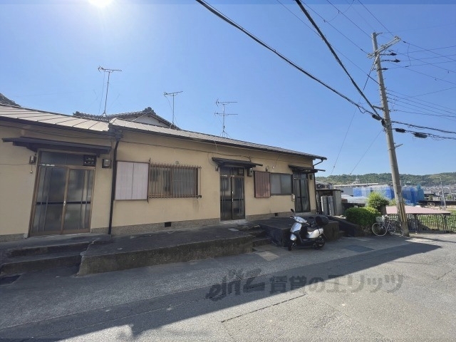 西野山中鳥井町７テラスハウスの建物外観