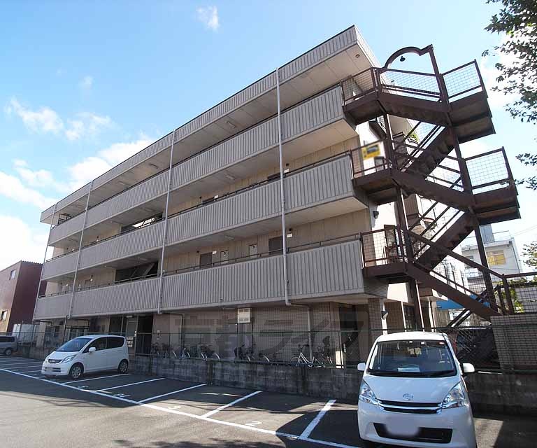 【京都市南区上鳥羽北塔ノ本町のマンションの建物外観】