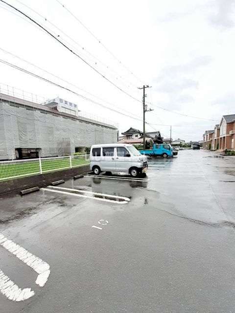 【今治市南高下町のアパートの駐車場】