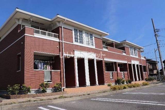 鈴鹿市岸岡町のアパートの建物外観