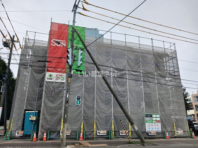 【札幌市豊平区豊平四条のマンションの建物外観】