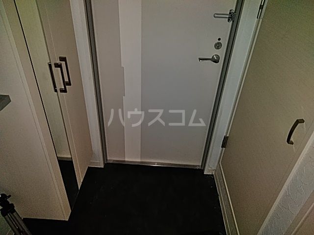 【川崎市高津区久本のマンションの玄関】