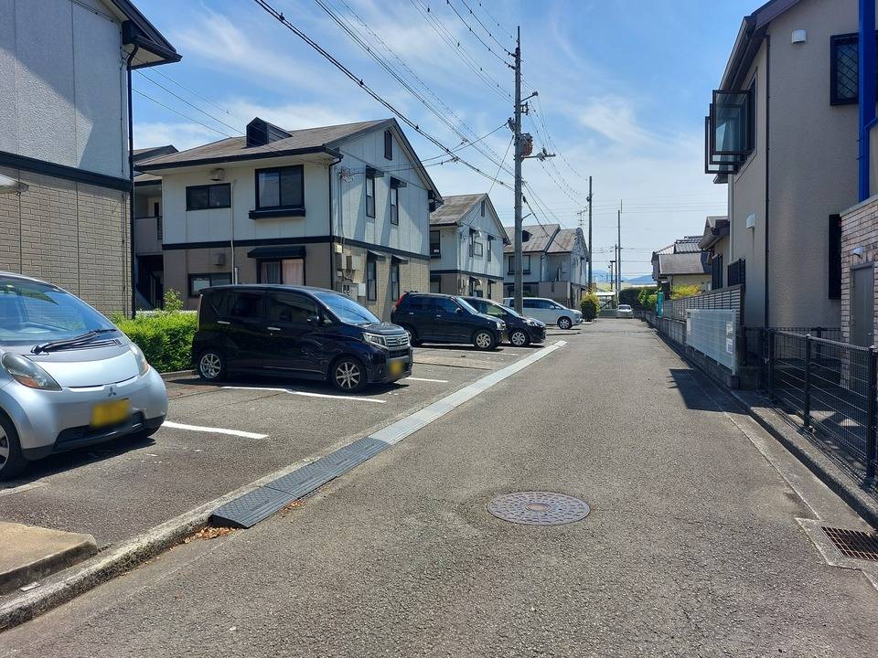 【メゾン・ベルラルジュ　カトレア館の駐車場】