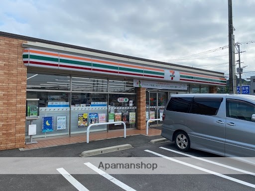 コンビニ　セブンイレブン（コンビニ）まで744m