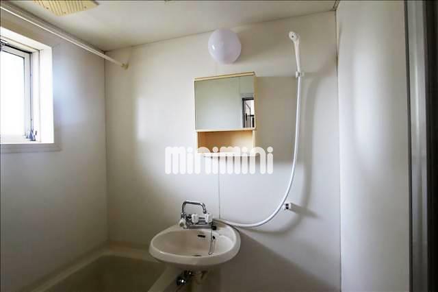 洗面設備　鏡の下が収納スペースになっている洗面です