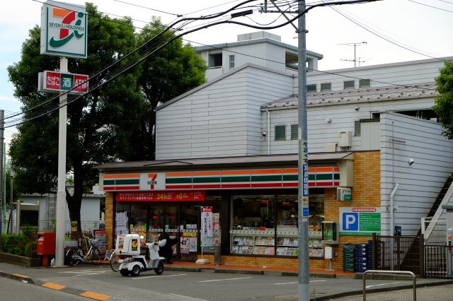 コンビニ　セブンイレブン（コンビニ）まで210m