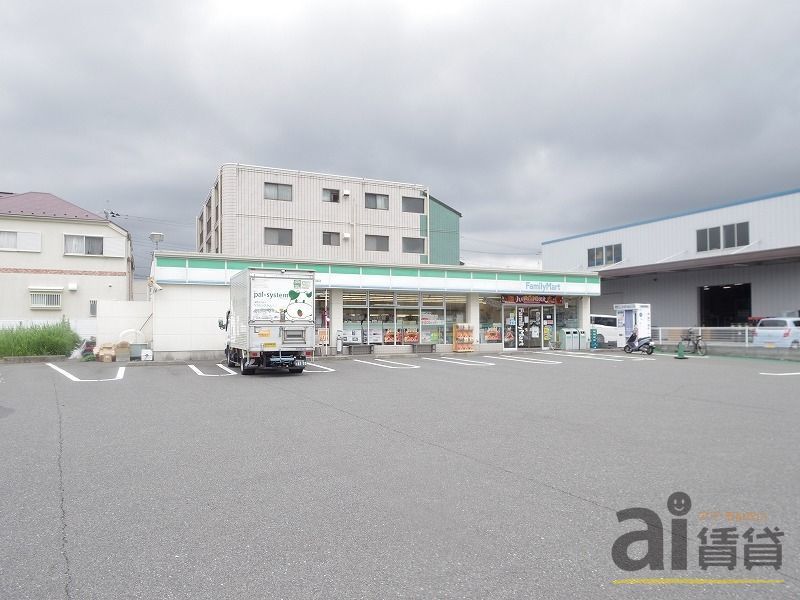 コンビニ　ファミリーマート東大和青梅街道店（コンビニ）まで490m