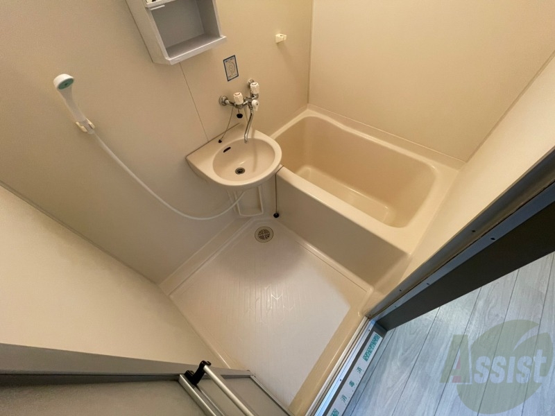 バス・シャワールーム　こちらはお風呂。一日の疲れをここで癒してください。